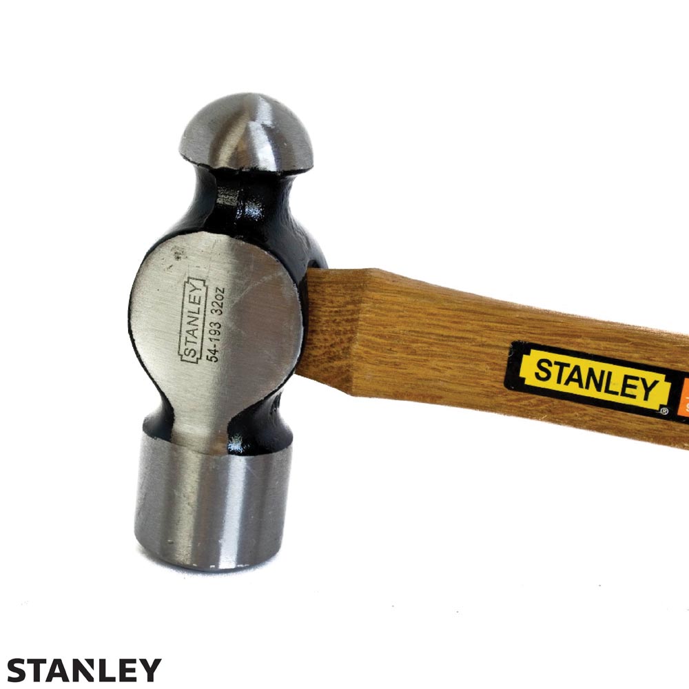 Martillo de bola con cabo de madera de la marca Stanley